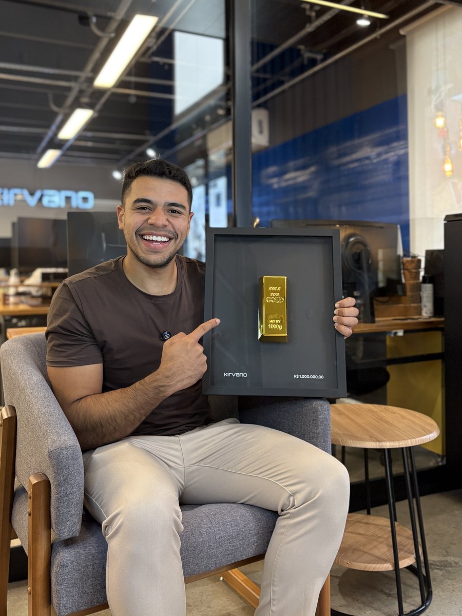 Yan Pedro com a placa de R$1 milhão da Kirvano
